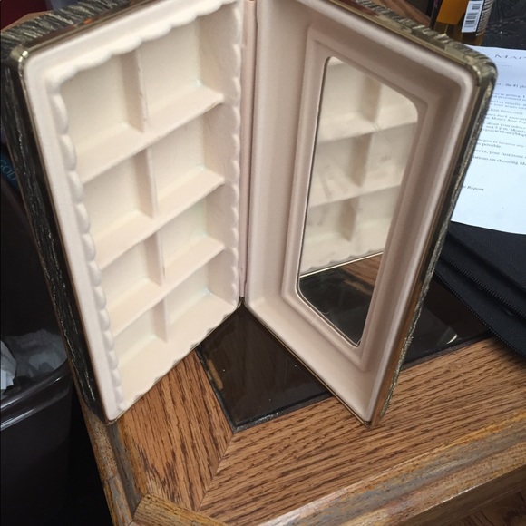 Vintage portable jewelry box. - Picture 6 of 8